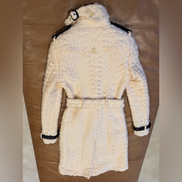 Burberry Porsum (runway women wool coat) color off white Size 38. Made in Italy - Picture 4 of 7